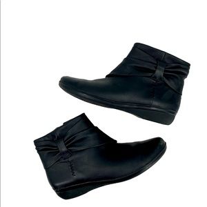 Clarks Women's Black Everlay Mandy Boot Black 8.5us